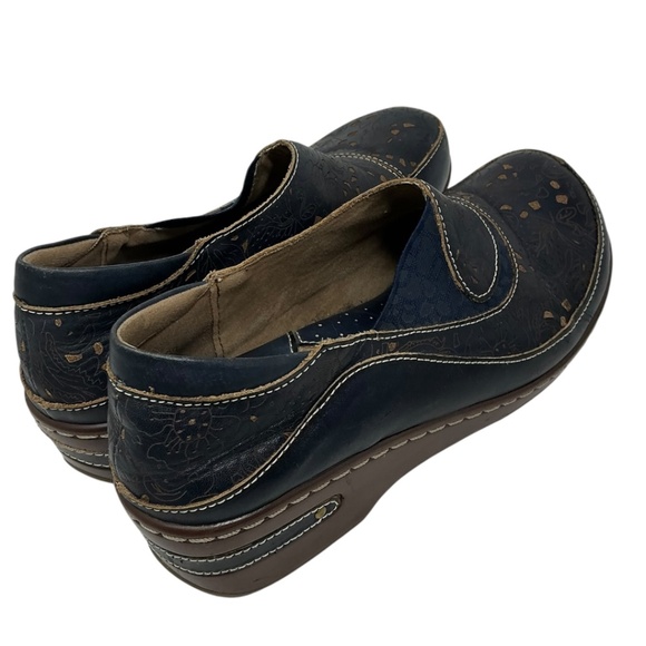 L'Artiste Spring Step Burbank Closed Back Leather Clog Embossed Floral Design - Picture 2 of 15